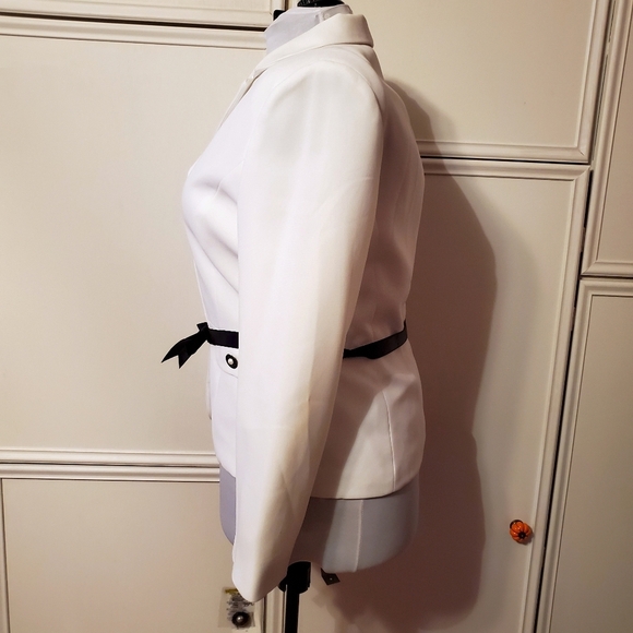 Le Suit White Blazer with Black Ribbon Belt - Picture 2 of 8